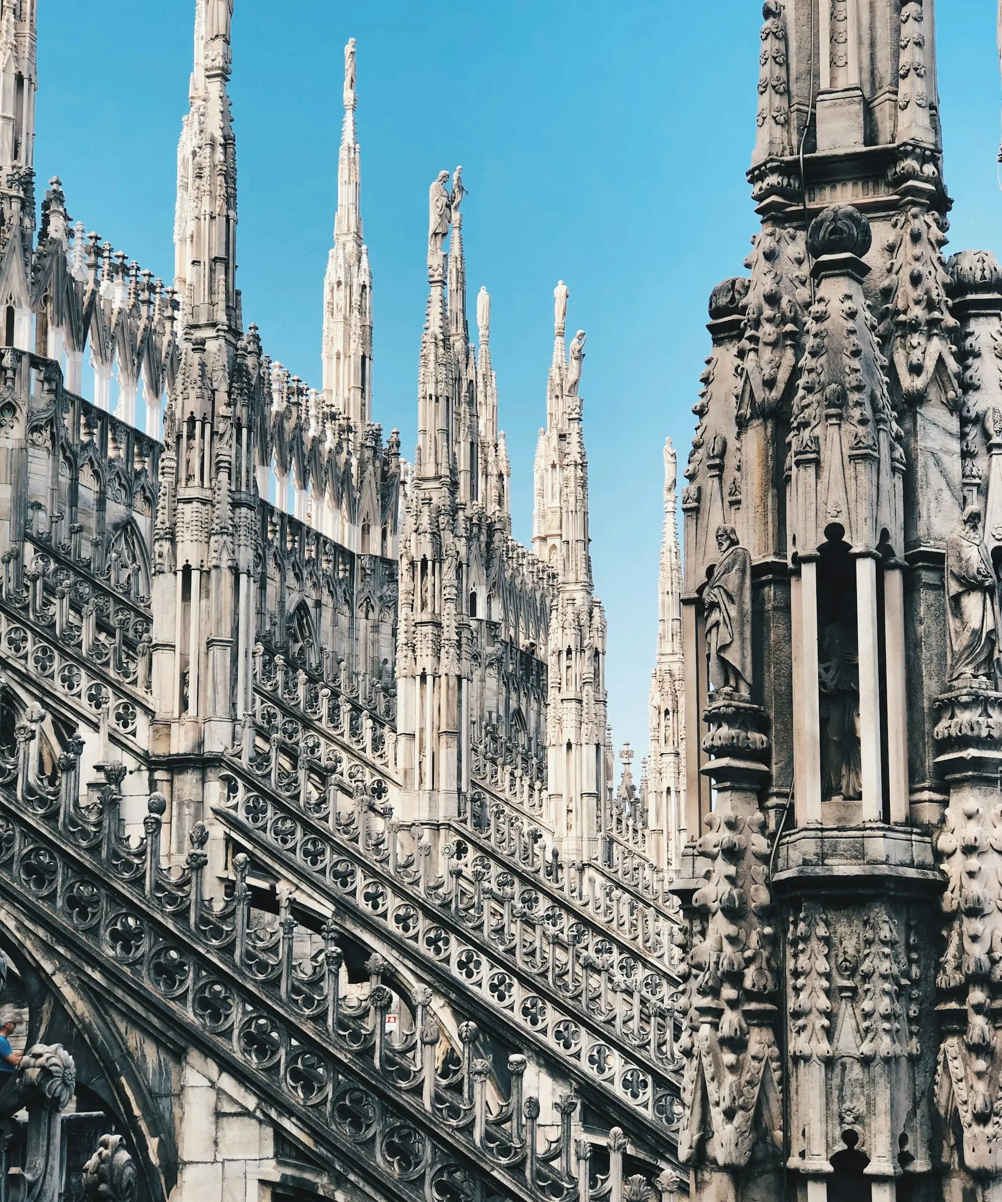 Guglie gotiche del Duomo di Milano viste dal basso contro il cielo